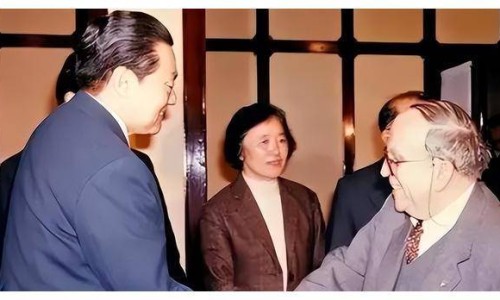 【嘴巴周围痒什么原因】嘴巴周围长小颗粒像痱子 - 嘴巴周围长小颗粒图网